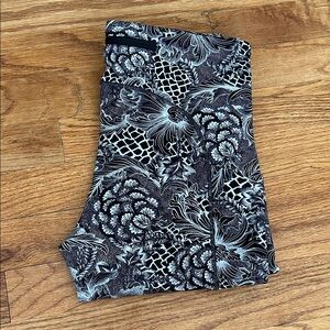 Lululemon speed uptight size 6 Floral Patterned Black and White Pants